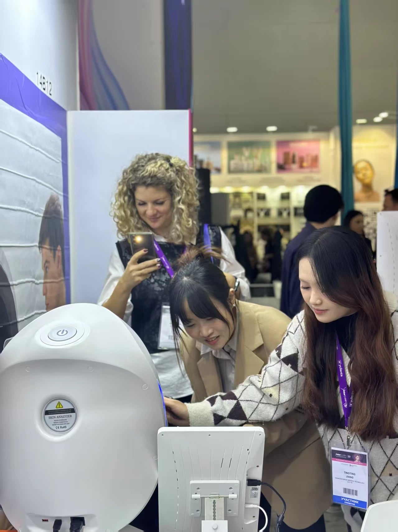 15.6 inch New 3D Facial Skin Analyzer Machine Skin Analyzer Facial Machine 8 Light Spectrum Skin Analysis Scanner